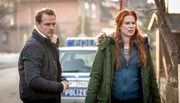 Lona (Henny Reents, r.) und Hauke (Hinnerk Schönemann) gehen zum Tatort. Lona (Henny Reents, r.) und Hauke (Hinnerk Schönemann) gehen zum Tatort.