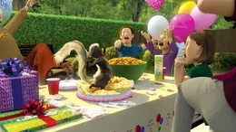 "Ab durch die Hecke", Waschb&auml;r Richie will die Vorr&auml;te von Grizzlyb&auml;r Vincent stibitzen, solange dieser noch Winterschlaf h&auml;lt. Dummerweise wird er dabei erwischt. Zudem landet all das Futter auf der Stra&szlig;e und wird &uuml;berfahren. Vincent gibt Richie eine Woche Zeit, um die K&ouml;stlichkeiten wiederzubeschaffen. Gemeinsam mit Schildkr&ouml;te Verne, Stinktier Stella, Eichh&ouml;rnchen Hammy, Opposum Ozzie und dessen T&ouml;chterchen Heather geht es auf eine abenteuerliche Mission in die benachbarte Menschensiedlung.  SENDUNG: ORF eins - SA - 15.08.2020 - 09:10 UHR. - Veroeffentlichung fuer Pressezwecke honorarfrei ausschliesslich im Zusammenhang mit oben genannter Sendung oder Veranstaltung des ORF bei Urhebernennung.