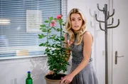 Larissa (Anna Karolin Berger) hofft, dass Kilian seine Erinnerungen durch die Rose im Topf vielleicht wieder erlangt. Larissa (Anna Karolin Berger) hofft, dass Kilian seine Erinnerungen durch die Rose im Topf vielleicht wieder erlangt.