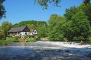Eine Zeitreise durch eine Region, gepr&auml;gt von herrlichen Landschaften und ganz viel Wasser. Die Kraft des Wassers wurde hier fr&uuml;her gut genutzt &ndash; zum Beispiel in Schleifkotten, in denen Messer und andere Klingen geschliffen wurden.