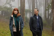 Die Detectives der Bundespolizei Carmen Cooper (Jacqueline McKenzie) und Aaron Falk (Eric Bana) sind in dem Gebiet angekommen, wo ihre Informantin verschwunden ist.