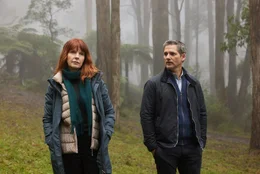 Die Detectives der Bundespolizei Carmen Cooper (Jacqueline McKenzie) und Aaron Falk (Eric Bana) sind in dem Gebiet angekommen, wo ihre Informantin verschwunden ist.