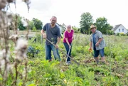 Gastgeber Torben Sauerland mit seinen Eltern bei der Gartenarbeit.