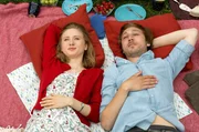 Amelie (Vivien La Fleur) &uuml;berrascht Julian (Moritz Leu) mit einem Picknick.