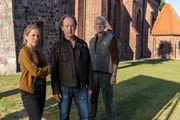 Jakob Stiller (Ulrich Noethen, M.) ermittelt mit seinen Kollegen J&uuml;rgen Fauth (Dominic Raacke, r.) und Kira Engelmann (Paula Kalenberg, l.) in einem Fall.