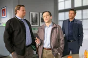 Hansen (Igor Jeftic, r.) und Hartl (Michael A. Grimm, l.) wissen, dass Bernhard Schwarz (Peter Wei&szlig;, M.) nicht gut auf seinen toten Schwager zu sprechen war.