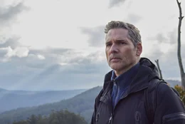 Aaron Falk (Eric Bana) von der australischen Bundespolizei ist auf der Suche nach einer Informantin, die vermisst wird.