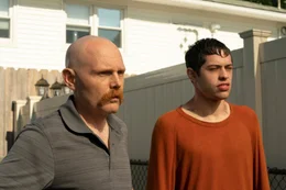 Au fsich gestellt, l-r: Bill Burr als Ray Bishop, Pete Davidson als Scott Carlin