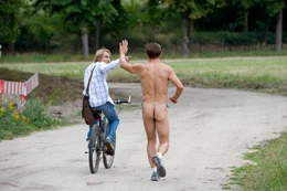 Seit seiner Kindheit leben seine Eltern ihre nudistische Lebenseinstellung voll und ganz aus. F&uuml;r den heranwachsenden Jakob (Constantin von Jascheroff, l.), der immer wieder damit in der Schule geh&auml;nselt wird, ist dies eine untragbare Situation. Er denkt nur an den Tag, wo er sein Elternhaus verlassen kann ...