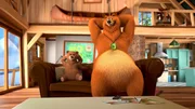 Wie sch&ouml;n ist es doch zu zweit! Grizzy freut sich, dass er mit dem Stoffteddy so viel Zeit verbringen kann. Er k&ouml;nnte ihm ja eigentlich sogar einmal die Rangerkette umh&auml;ngen, oder...?