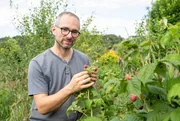 Zum Finale geht es nach Warburg in Ostwestfalen. Auf 10.000 qm legt Torben Sauerland einen essbaren Waldgarten an. Nach den Regeln der Permakultur soll hier ein sich selbst erhaltendes &Ouml;kosystem entstehen, in dem der Minimalist im selbst gebauten 15qm Tiny Haus aus Lehm auch leben m&ouml;chte. Der ehemalige IT-Projektmanager hat sein Leben komplett umgekrempelt, den Job an den Nagel geh&auml;ngt, um im Einklang mit der Natur leben zu k&ouml;nnen.