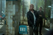 Johns (Bruce Willis, l.) Sohn Jack (Jai Courtney, r.) arbeitet f&uuml;r den CIA und soll in Russland den Raub gef&auml;hrlicher Atomwaffen verhindern. Keine Frage, dass der Papa dem Jungspund bei diesem Auslandseinsatz unter die Arme greifen will, auch wenn dieser dies zun&auml;chst mit allen Mitteln verhindern m&ouml;chte ...