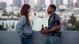 L-R: Maggie Sherwoode (Dakota Johnson) und David Cliff (Kelvin Harrison Jr.)  Die Verwendung des sendungsbezogenen Materials ist nur mit dem Hinweis und Verlinkung auf RTL+ gestattet.
