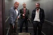 Gemeinsam versuchen John McClane (Bruce Willis, l.) und sein Sohn Jack (Jai Courtney, M.), den Russen Komarov (Sebastian Koch, r.) zu retten, der scheinbar Opfer einer politischen Verschw&ouml;rung geworden ist und dem deshalb die russische Unterwelt im Nacken sitzt ...