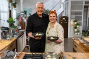 Starkoch Alexander Herrmann und K&uuml;chenchefin Sandra Hofer bereiten heute Essen f&uuml;r die Seele zu: Aprikosenkn&ouml;del mit Streuseln und Vanilleso&szlig;e.