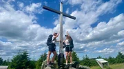 Die Wanderfreundinnnen Liz (r) und Marina am Gipfelkreuz des Clemensberg bei Winterberg. Auf Instagram begeistern die Beiden viele Wanderfans.