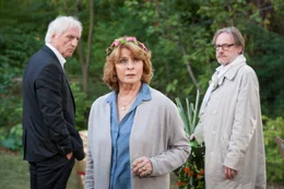 Peter (G&uuml;nther Maria Halmer, l.) bezichtigt Betty (Senta Berger), mit Leo (Michael Wittenborn, r.) fremdzugehen.