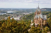 Vater Rhein ist der Reisef&uuml;hrer auf einer unterhaltenden Tour durch die K&ouml;lner Bucht. Vorbei an Schloss Drachenburg und dem Drachenfels geht&rsquo;s in die Region mit den vier &bdquo;K&ldquo;s - Kultur, Kirche, K&ouml;lsch und Karneval.