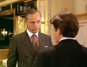 Hotelmanager Mr. Himmelman (Udo Kier, l.) l&auml;sst sich ungern von seinem Concierge Doug (Michael J. Fox) belehren.