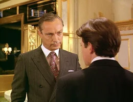 Hotelmanager Mr. Himmelman (Udo Kier, l.) l&auml;sst sich ungern von seinem Concierge Doug (Michael J. Fox) belehren.