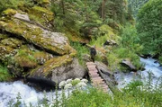 Die Ranger rund um Tengiz Zviadauri (Mi.) sch&uuml;tzen die Natur im Park und die Br&uuml;cken. Viele Br&uuml;cken wurden durch ein Unwetter zerst&ouml;rt.