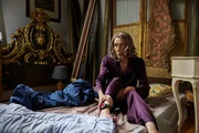 Gloria Almeda (Adele Neuhauser) ist seit ihrer unerwarteten Rückkehr aus dem Gefängnis mit einer Fussfessel ans Schloss gebunden. Gloria Almeda (Adele Neuhauser) ist seit ihrer unerwarteten Rückkehr aus dem Gefängnis mit einer Fussfessel ans Schloss gebunden.
