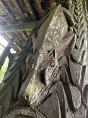 Das Volk der Iatmul ist ber&uuml;hmt f&uuml;r seine Holzschnitzerei. Das M&auml;nnerhaus des Dorfes Kanganamun ziert ein Leistenkrokodil, das im Sch&ouml;pfungsmythos eine gro&szlig;e Rolle spielt.