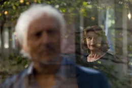 Peter (G&uuml;nther Maria Halmer) beobachtet Betty (Senta Berger) beim Tanzen.