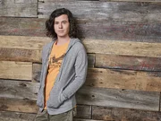 (9. Staffel) - Axl (Charlie McDermott) kehrt von seiner Europareise zur&uuml;ck und in der Heimat wartet schon der ganz normale Wahnsinn auf ihn ...