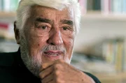 &bdquo;Es h&auml;tte schlimmer kommen k&ouml;nnen - Mario Adorf&rdquo; gibt bislang verborgene Einblicke in Mario Adorfs privates Leben, seine Sicht auf die Welt, die Politik, die Liebe und auch auf das &Auml;lterwerden.