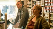 Martin Gruber (Liliom Lewald, li.) mischt sich in das Gespräch seiner Mutter Anna Gruber (Inga Dietrich) ein. Martin Gruber (Liliom Lewald, li.) mischt sich in das Gespräch seiner Mutter Anna Gruber (Inga Dietrich) ein.