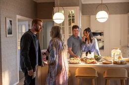 v.li.: JT (Andrew Santino), Susan (Anja Savcic), Dean (Zac Efron), Erin (Lex Scott Davis)