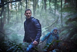 Aaron Falk (Eric Bana, l.) und Ian Chase (Tony Briggs, r.) haben das Suchgebiet eingrenzen k&ouml;nnen und hoffen, die vermisste Frau noch lebend aufzufinden.