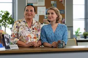 Frau Grasegger (Ursula Maria Burkhart, l.) und Frau Lange (Sarah Thonig, r.) staunen nicht schlecht, als sie erfahren, dass Frau Stockl mit Donatos Chef ein Date hatte.