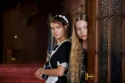 Die Hausangestellte Henny Baumann (Lara Mandoki, li.) arbeitet noch nicht lange bei der Familie Almeda. Sie scheint aber den Familiengeheimnissen genauso interessiert wie Glorias Enkelin Gretchen (Annika Wonner). Die Hausangestellte Henny Baumann (Lara Mandoki, li.) arbeitet noch nicht lange bei der Familie Almeda. Sie scheint aber den Familiengeheimnissen genauso interessiert wie Glorias Enkelin Gretchen (Annika Wonner).