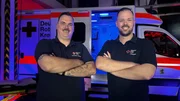 Der erste Einsatz Ort der Notfallsanit&auml;ter Kai-Peter Wichers (li.) und Carsten Schaefer aus Celle ist ein Fu&szlig;ballplatz.