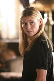 Detective Sofia Curtis (Louise Lombard) befragt die Familie von Izzy Delancy, um Informationen zu einem möglichen Mordmotiv zu bekommen. Detective Sofia Curtis (Louise Lombard) befragt die Familie von Izzy Delancy, um Informationen zu einem möglichen Mordmotiv zu bekommen.