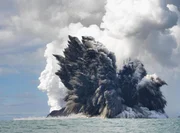 NUKU?ALOFA, TONGA 18. MÄRZ: Ein Unterwasservulkan vor der Küste von Tonga bricht aus und schleudert Dampfwolken, Asche und Rauch bis zu 100 Meter hoch in die Luft NUKU?ALOFA, TONGA 18. MÄRZ: Ein Unterwasservulkan vor der Küste von Tonga bricht aus und schleudert Dampfwolken, Asche und Rauch bis zu 100 Meter hoch in die Luft
