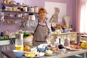 Oma Luise (Senta Berger) krempelt den Haushalt von Tochter und Enkelin geh&ouml;rig um &ndash; schon beim Fr&uuml;hst&uuml;ck.