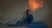 Nelly (Josephine Sanz) schaut nachdenklich in ihr Zimmer.