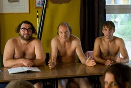 Verzweifelt sucht der Vorstand des Nudistencamps, Helmut (Martin Brambach, M.), Socke (Gotthard Lange, r.) und Uwe (Heiko Pinkowski, l.), nach einer L&ouml;sung, da er fest davon &uuml;berzeugt ist, dass der K&auml;ufer den bald auslaufenden Pachtvertrag nicht verl&auml;ngern wird. Da kommt ihm eine Idee ...