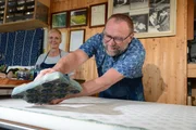 Maria & Karl Wagner, Blaudrucker aus Bad Leonfelden beim Drucken Maria & Karl Wagner, Blaudrucker aus Bad Leonfelden beim Drucken
