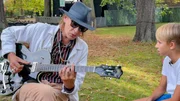 Theo singt mit Musiker Ernst Molden im Wiener Dialekt.