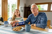 Nils (Christoph M. Ohrt) hat sich nach einem Streit mit seiner neuen Nachbarin Anna beim Baum-R&uuml;ckschnitt den Arm gebrochen. Ida (Emmi Weisse) sorgt f&uuml;r Aufmunterung, indem sie seinen Gips mit bunten Stickern aufh&uuml;bscht.