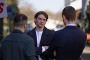 Ringo (Timothy Boldt, r., R&uuml;ckansicht) ist irritiert von Julius' (Lennox Halm) Reaktion auf seine Ansage. Links Easy (Lars Steinh&ouml;fel, R&uuml;ckansicht)