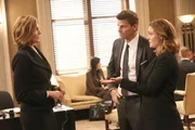Booth (David Boreanaz) und Brennan (Emily Deschanel, r.) suchen Senatorin Hayley Winters (Brenda Strong) auf, die fast jede freie Minute mit dem ermordeten Senator O'Malley zusammen war.