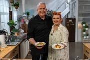 Was f&uuml;r eine Gourmet-Restek&uuml;che: Garnelen-Gnocchi-Pfanne mit Pfeffer-Aprikosen von K&uuml;chenmeisterin Sandra Hofer und TV-Koch Alexander Herrmann bei "Einfach & k&ouml;stlich".