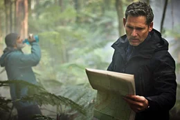 Aaron Falk (Eric Bana, r.) beteiligt sich an der Suche nach der vermissten Frau. Dabei wird er von Ian Chase (Tony Briggs, l.) unterst&uuml;tzt.
