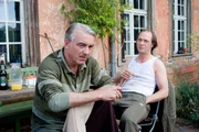 Wider Erwarten freunden sich die beiden gegens&auml;tzlichen M&auml;nner, Nudist Helmut Steiner (Martin Brambach, r.) und der konservative Textil-Unternehmer Dieter Lohe (Christoph M. Ohrt, l.), an. Dennoch wagt es Helmut nicht, seinem neuen Freund die Wahrheit &uuml;ber das Camp mitzuteilen ...
