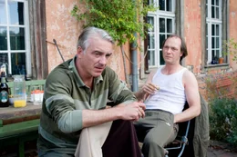 Wider Erwarten freunden sich die beiden gegens&auml;tzlichen M&auml;nner, Nudist Helmut Steiner (Martin Brambach, r.) und der konservative Textil-Unternehmer Dieter Lohe (Christoph M. Ohrt, l.), an. Dennoch wagt es Helmut nicht, seinem neuen Freund die Wahrheit &uuml;ber das Camp mitzuteilen ...